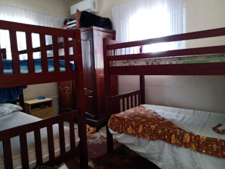 الغرفة 1 (مع مكيف الهواء)