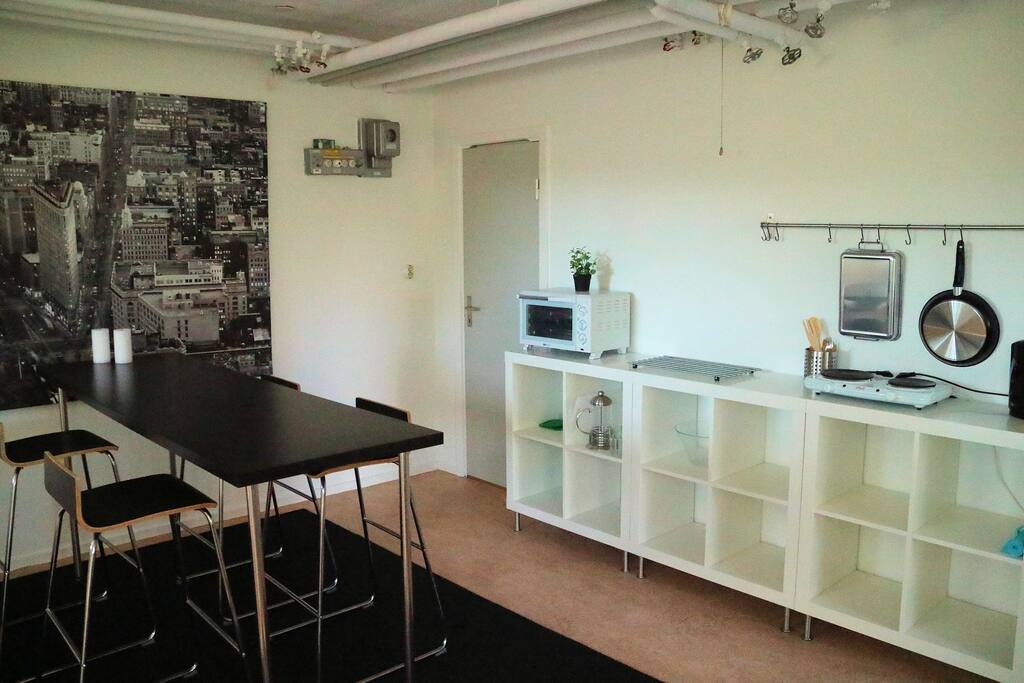 Mulighed for at varme lidt mad i Micro-ovn eller på de 2 kogeplader