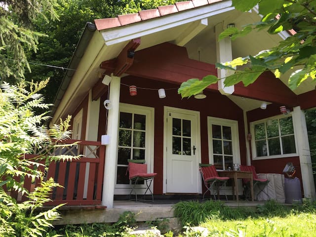 Blockhütte am Hang - fast wie im Baumhaus