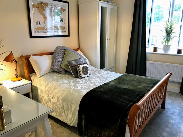 Modern double room and private bathroom in Sussex