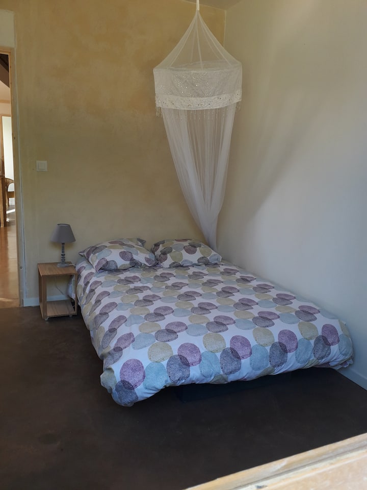 Საძინებელი 2 - ხედი ფანჯრიდან