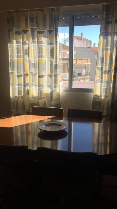 Salón comedor muy luminoso