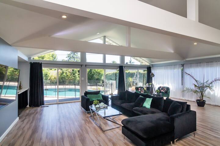 Luxury beautiful modern house in prime location gallery image 2