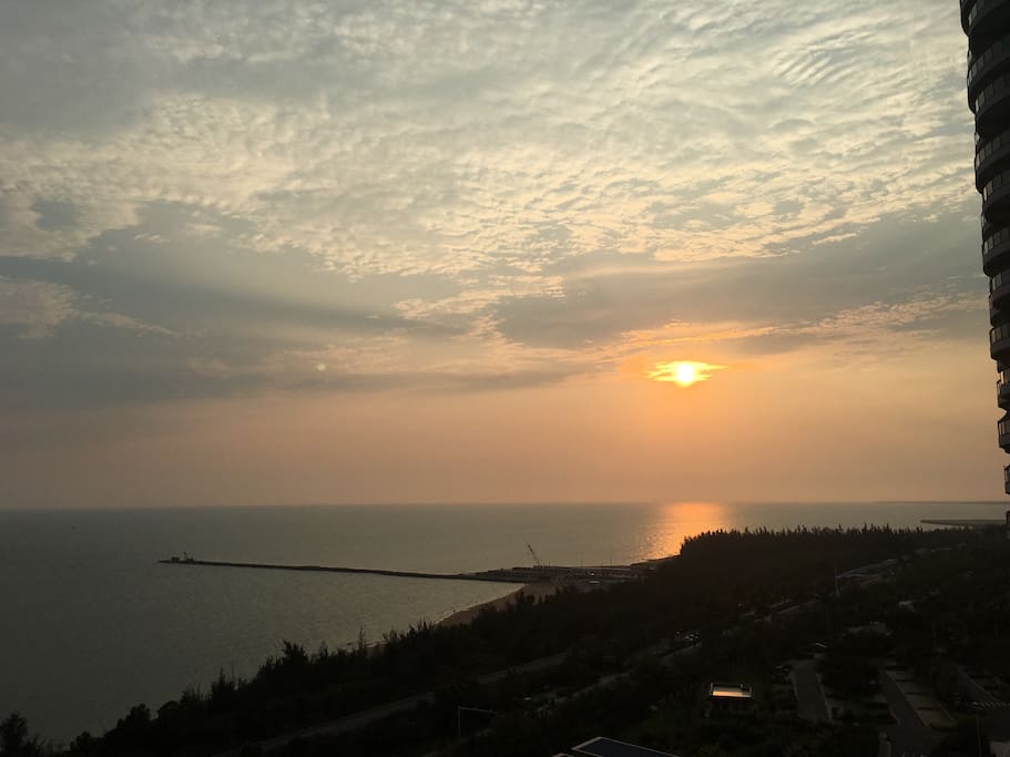 在房间里就能看见夕阳西下