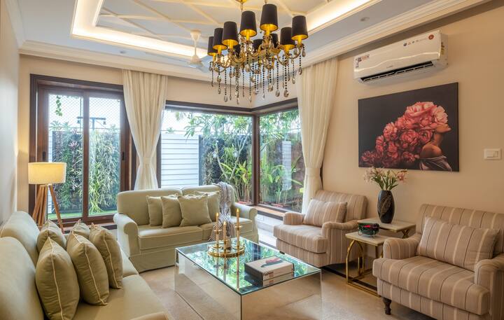 Living room - Seats 7 comfortably - Can you spot the pool from here?