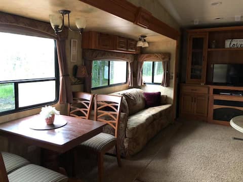 Spacious 5th Wheel - your comfy oasis