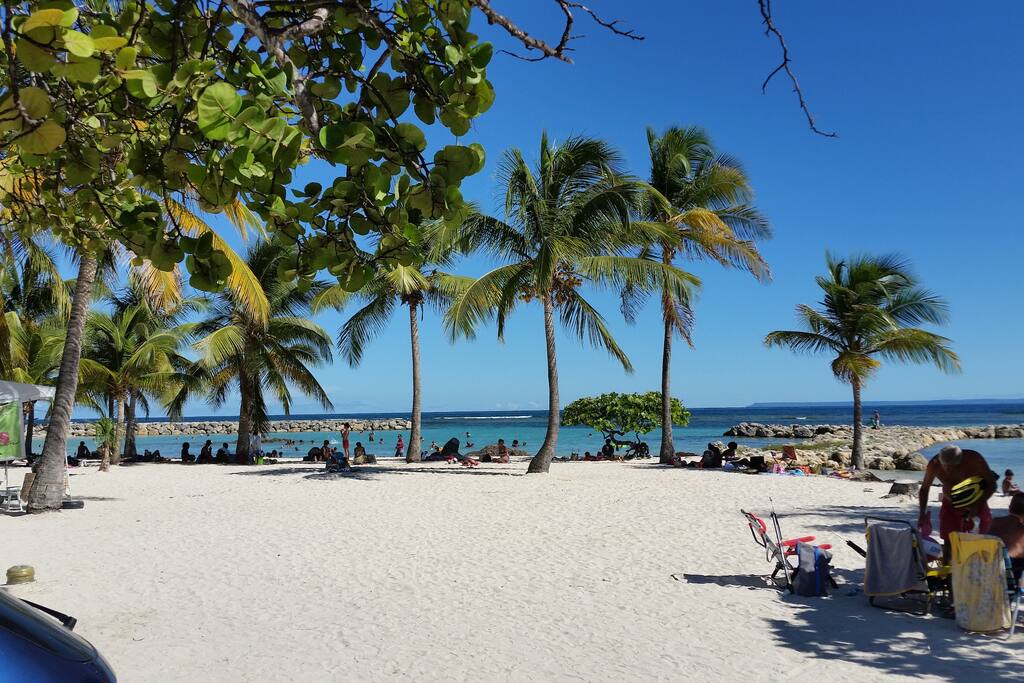 Guadeloupe Sainte-anne -la plage du centre ville