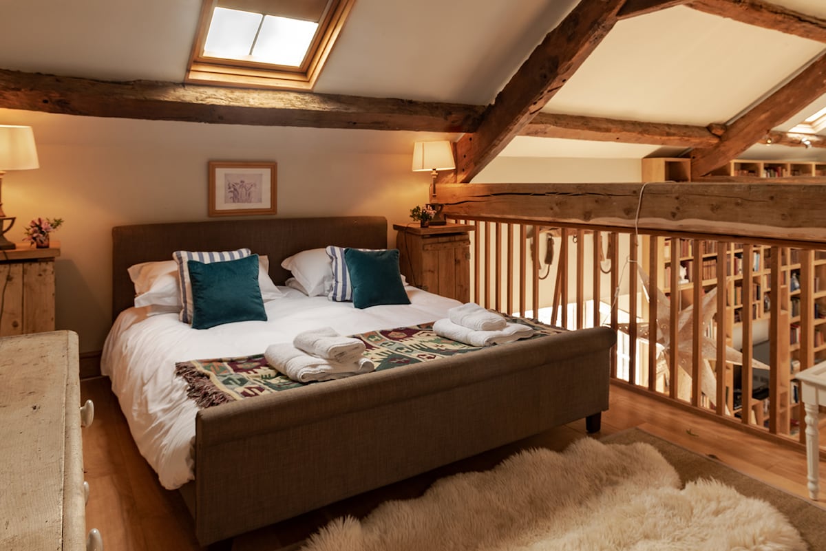 cama súper king en el piso entrepiso