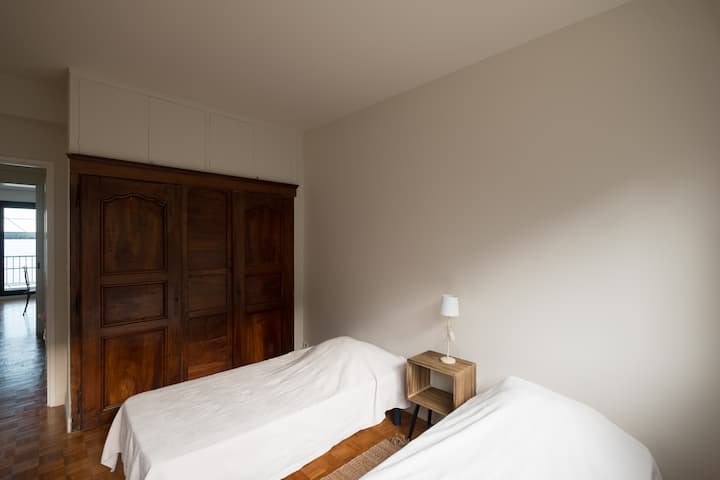 Spálňa 2 s WC a šatníkom s výhľadom na záhradu