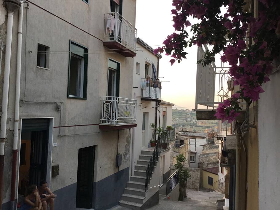 Vista della casa e del vicolo