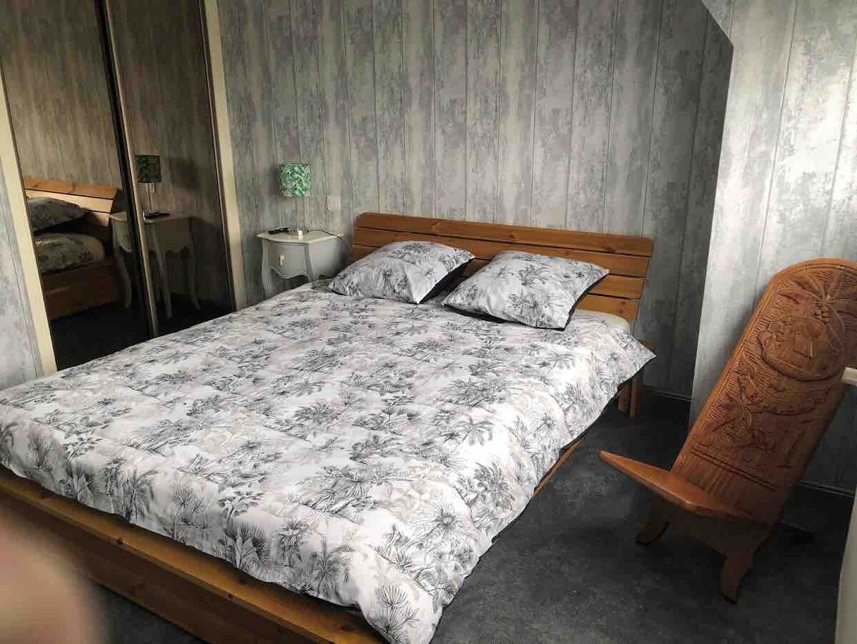 krevat dhome gjumi 210 cm x 160 cm me dhomë zhveshjeje.
dhomë e pajisur me televizor 
madhësia: 12.30m2