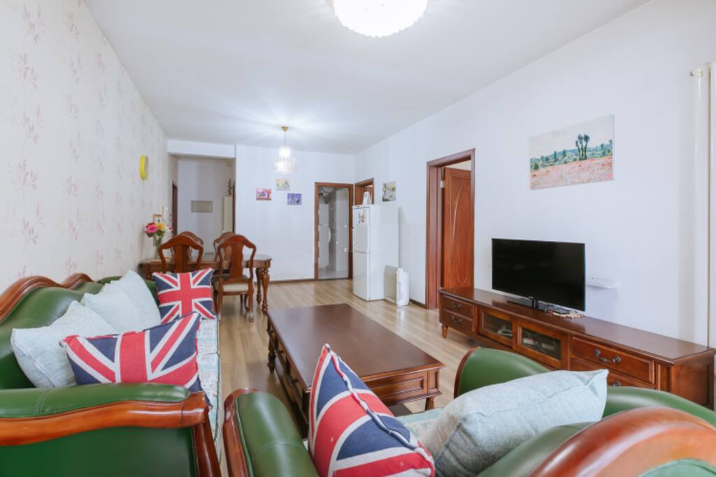 The living room dining table chair is also American style