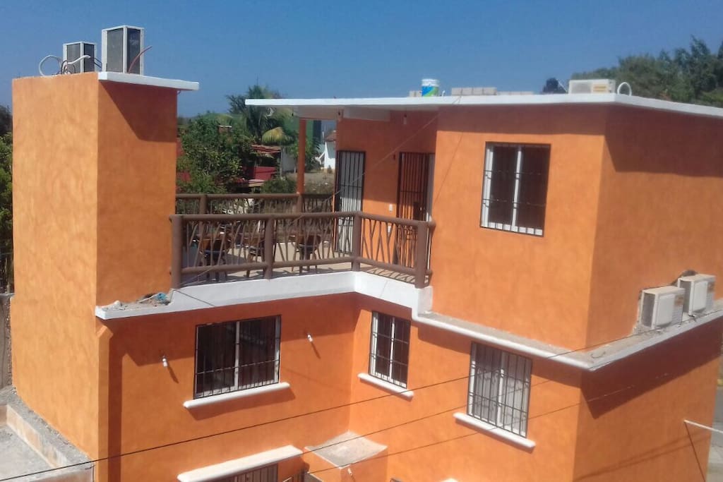 Totalmente iluminada y ventilada.