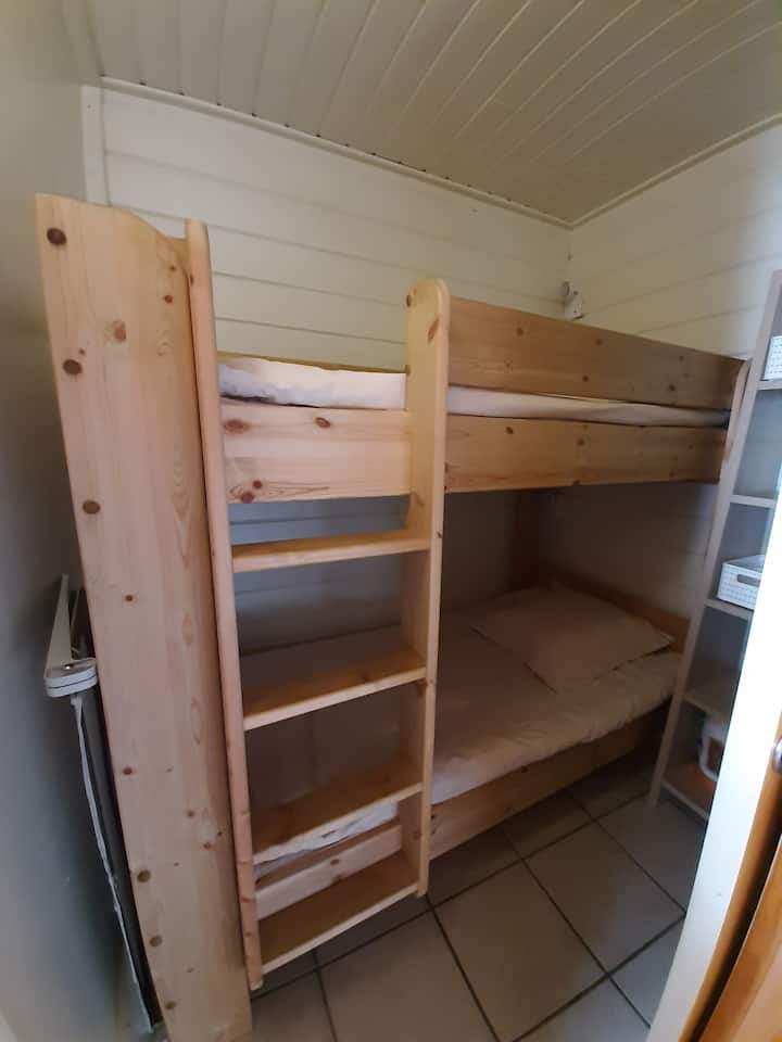 Kabinë qosheje me 2 dhoma gjumi me derë rrëshqitëse