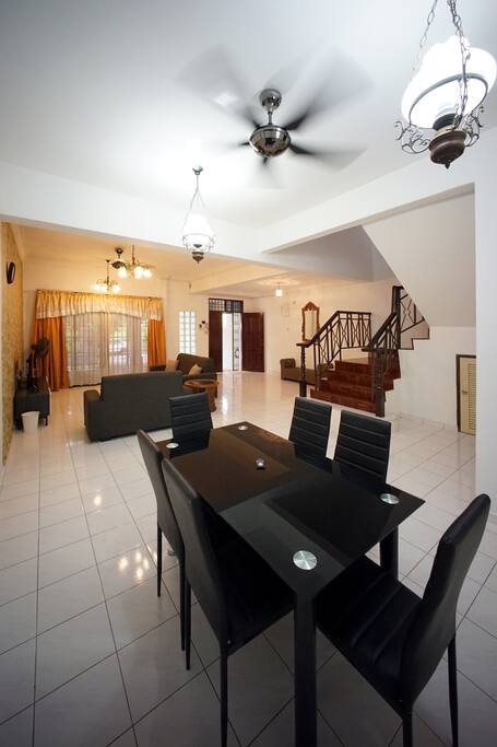 Extremely Spacious living area, could accommodate up to 50people gathering around.