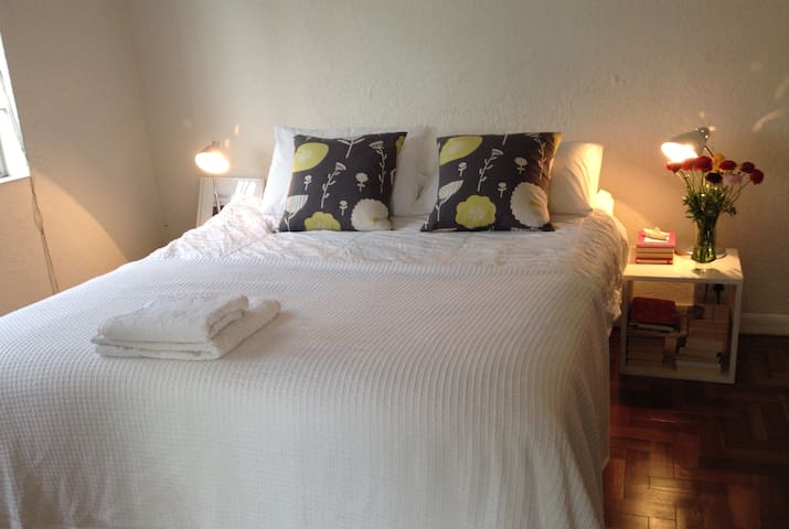 Beautiful Art Deco apartment in Gardens, Cape Town gallery image 3