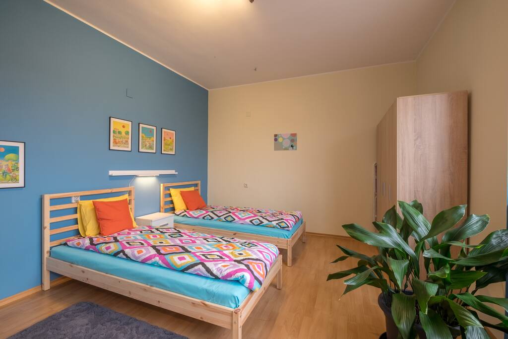 Bedroom #1 with 2 single beds