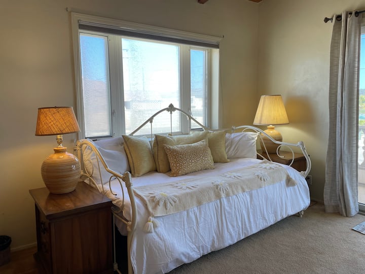 Twin daybed room with balcony