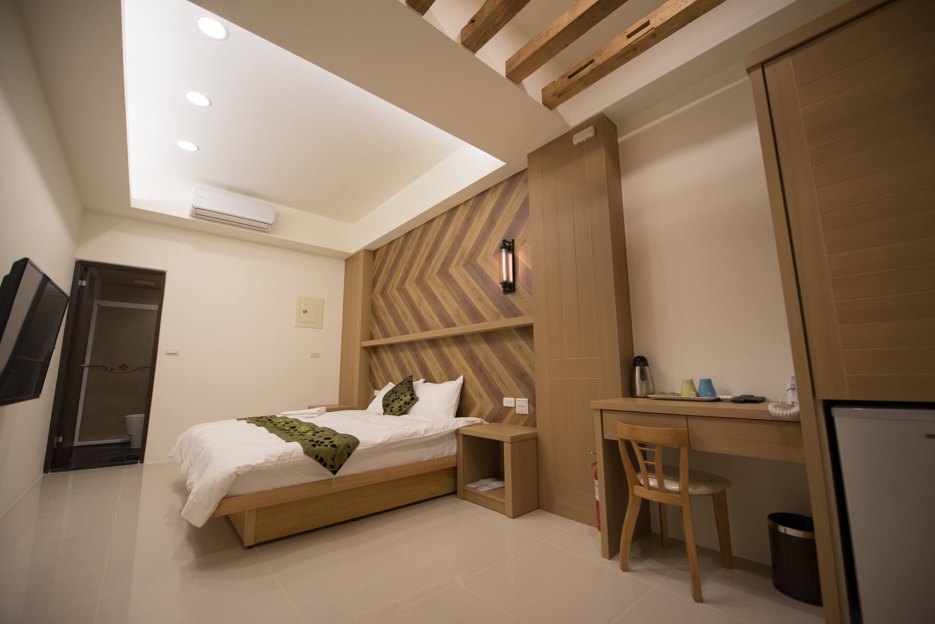 Hualien Haiyu Hinoki Double Room with Queen Size Bed (Private Bathroom, Near Train Station)