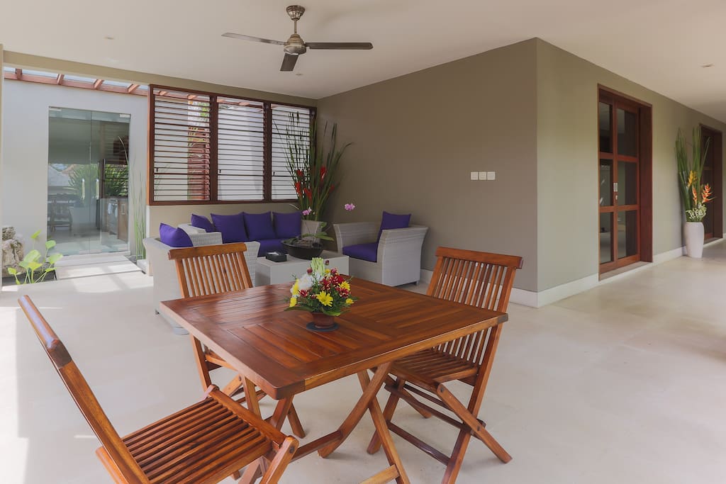 Relaxing & sofa area