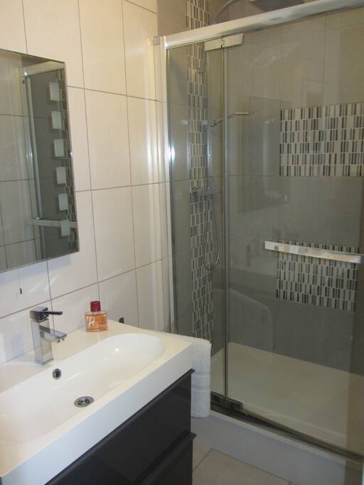 SALLE DE BAIN RESERVE AUX HOTES