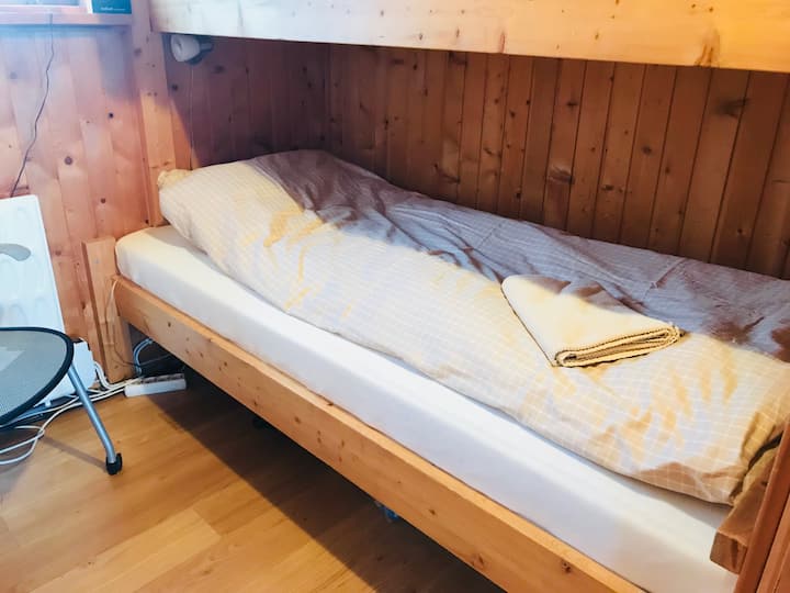 חדר מס '4 - 
2 מיטות קומתיים 90x200 סמ. 