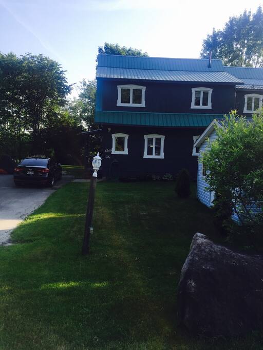 Devant du chalet en été