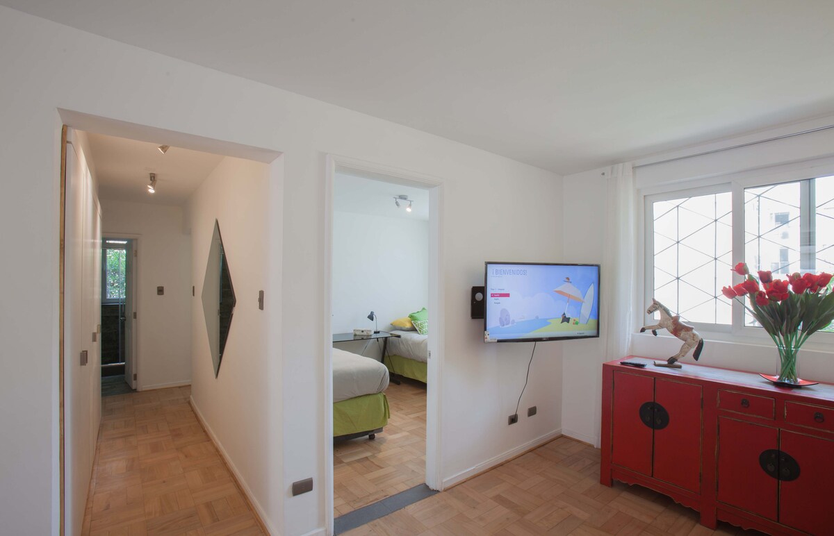 Ღია სივრცე. ხედი მისაღები ოთახიდან 2º საწოლ ოთახამდე