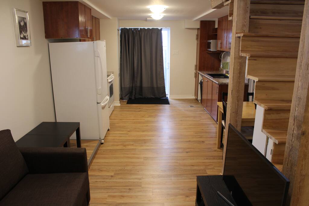 Living room and kitchen/Salon et cuisine. Entrance by the patio doors/l'entrée par la porte-patio.