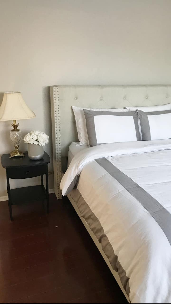 ห้องนอน #1 พร้อมเตียงควีนไซส์