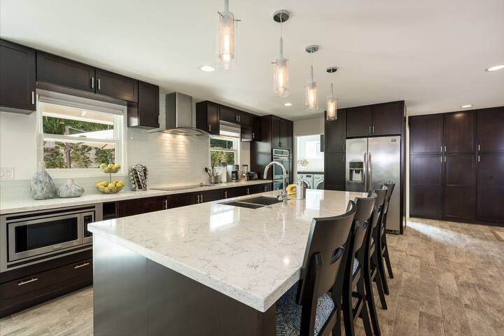 Large Private Home-Gorgeous Remodel-Well Equipped gallery image 5