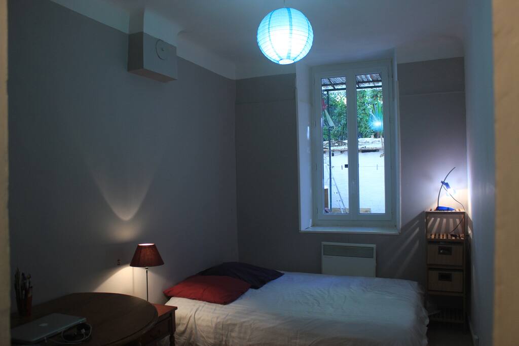 Chambre sur jardin, lit deux places. Très très clame.
