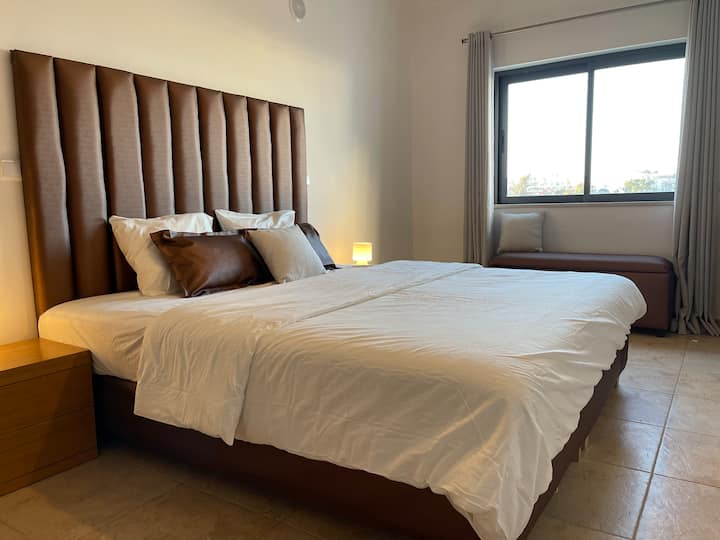 Krevet Kingsize po mjeri (180 cm x 200 cm) s udobnim madracem kako bi se osigurao dobar noćni odmor.