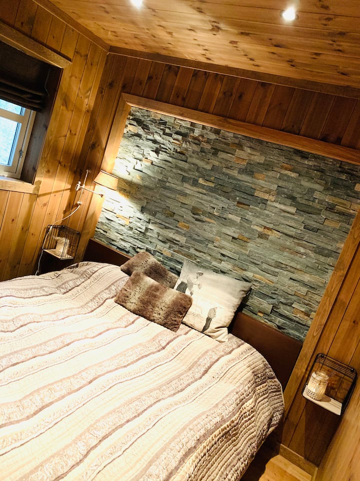 غرفة نوم رئيسية بسرير 180 سم