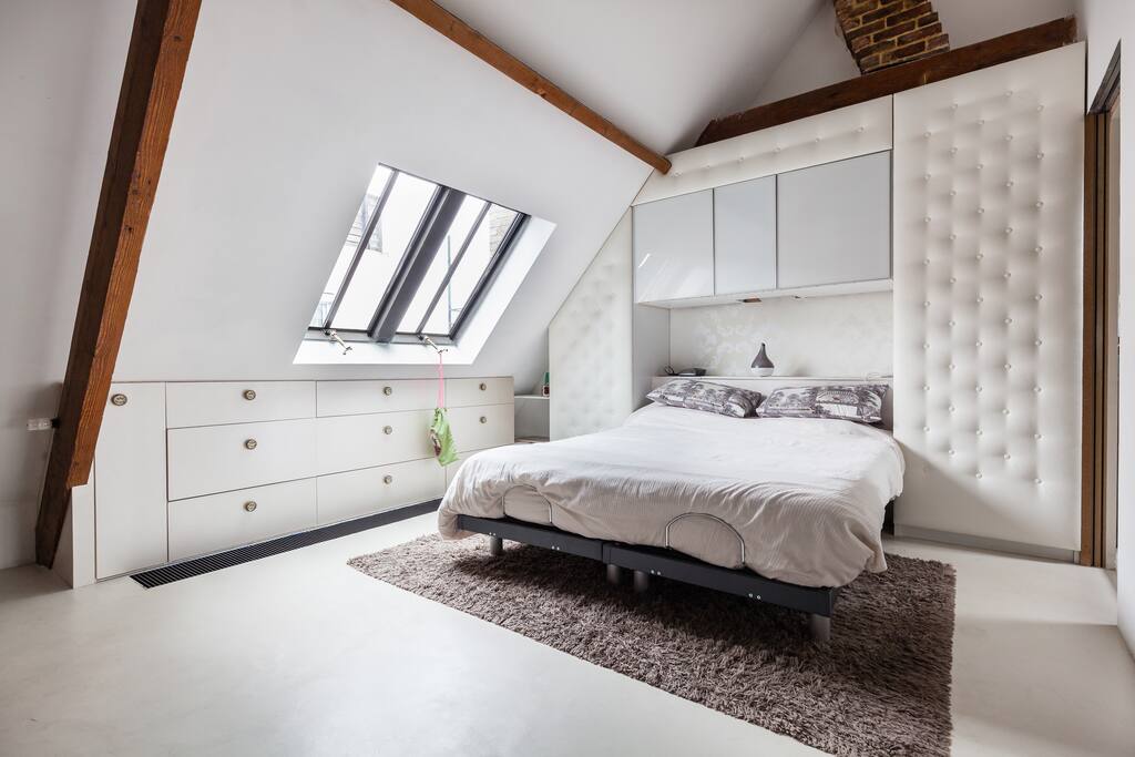 Etage 3 - chambre 1, grand lit double et salle de bain.