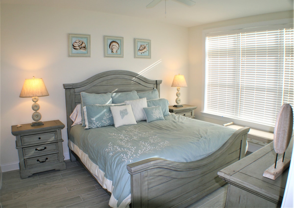 Dhomë gjumi e qetë kryesore me krevat dopio "king-size".  Ofrohen shtroja.  Mbikqyr pishinën.