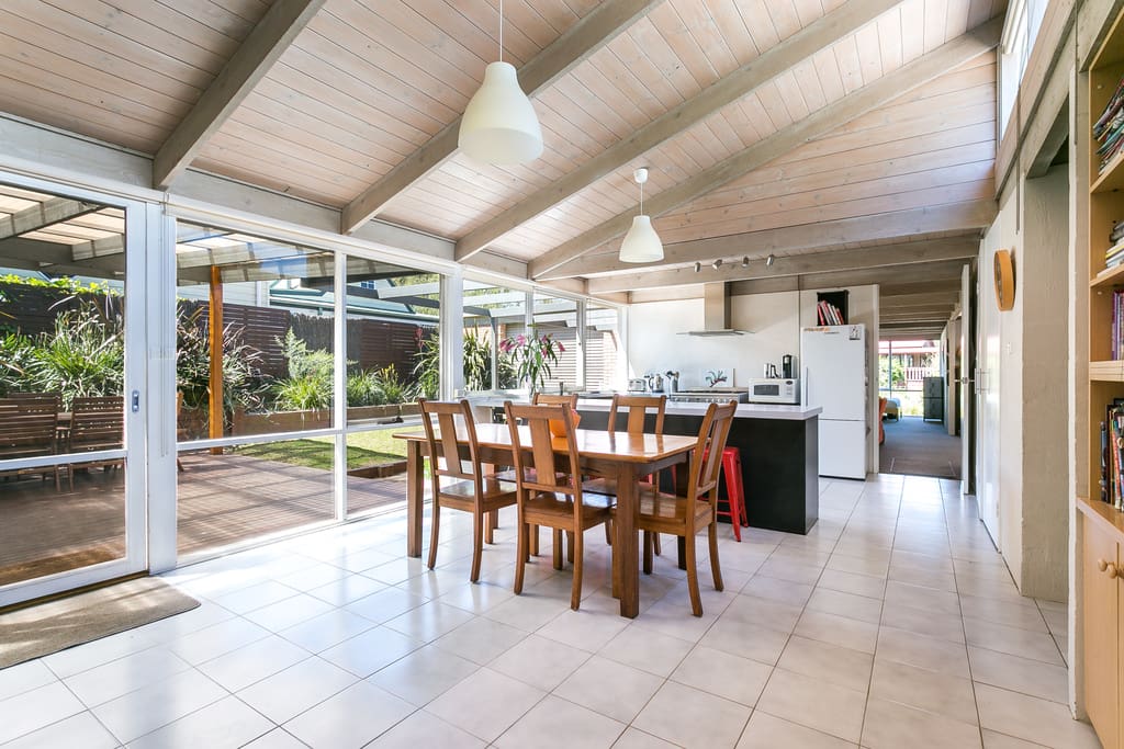 Open plan dining & kitchen