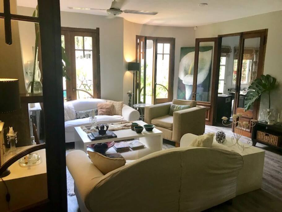 LIVING CON VISTA AL JARDIN