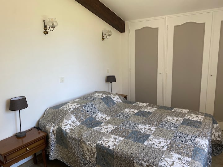 קומה 1B - חדר שינה 4 עם מיטה זוגית עם 3 דלתות