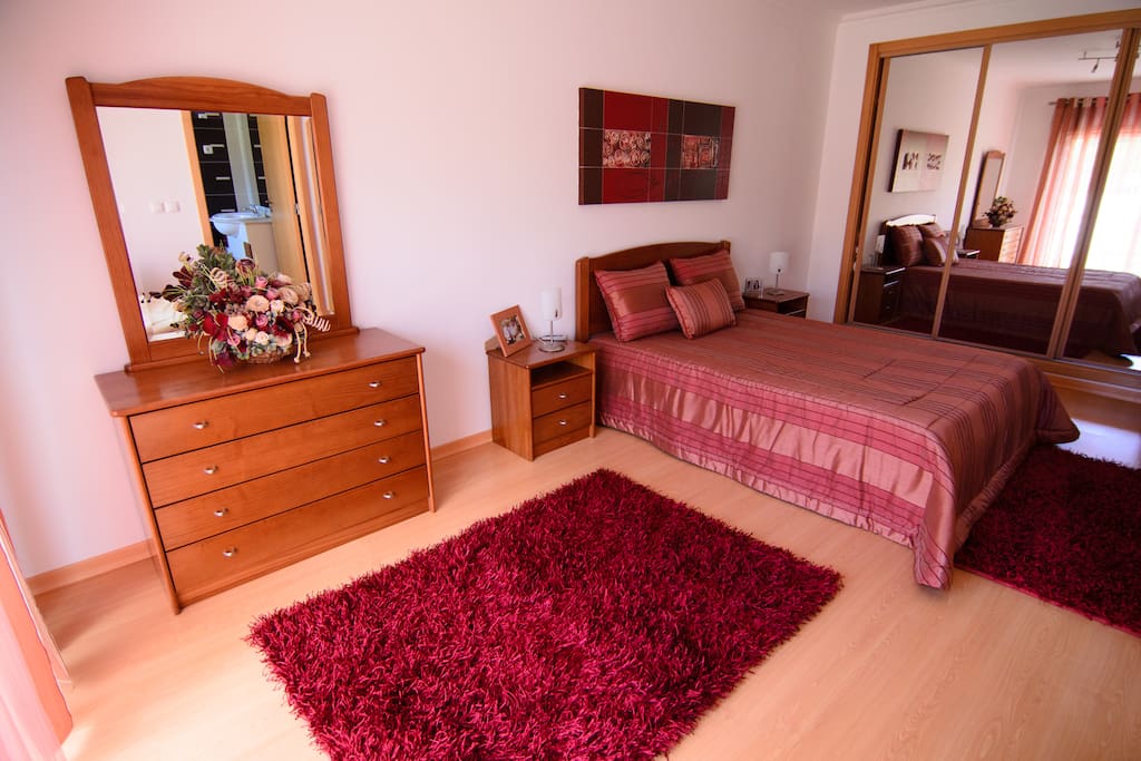 quaro de casal com wc falta na foto a cama extra