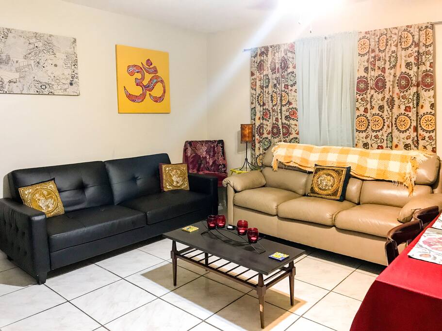 Living room, 1 couch, 1 futon