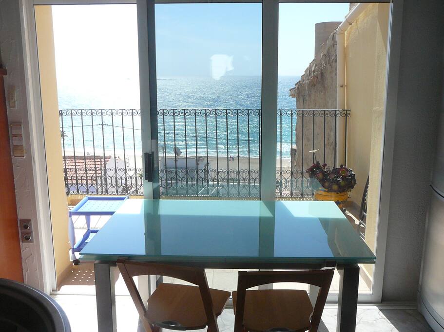 salle à manger sur terrasse et vue