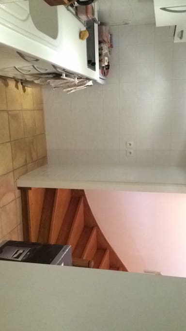 cuisine + escalier menant au séjour
