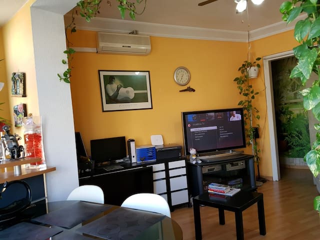 Enrique's private room