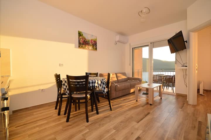 Cozy Apartment With Sea View, Pool And Parking - Montenegro