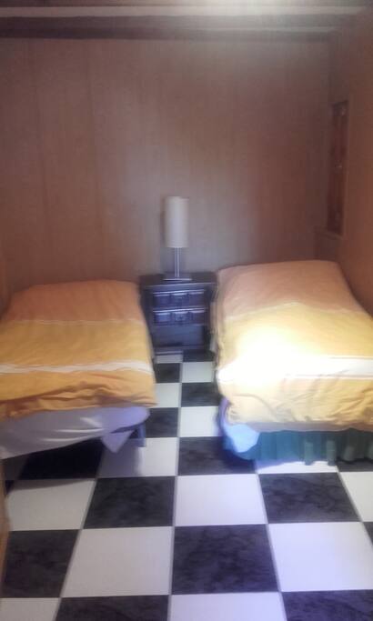 Habitacion con cama matrimonial y se le agregan 1 o 2 camas individuales extras.