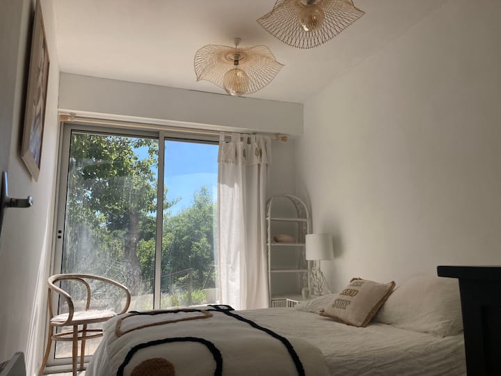 ห้องนอน 1 อยู่ชั้นล่างมีโถสุขภัณฑ์และห้องอาบน้ำ 