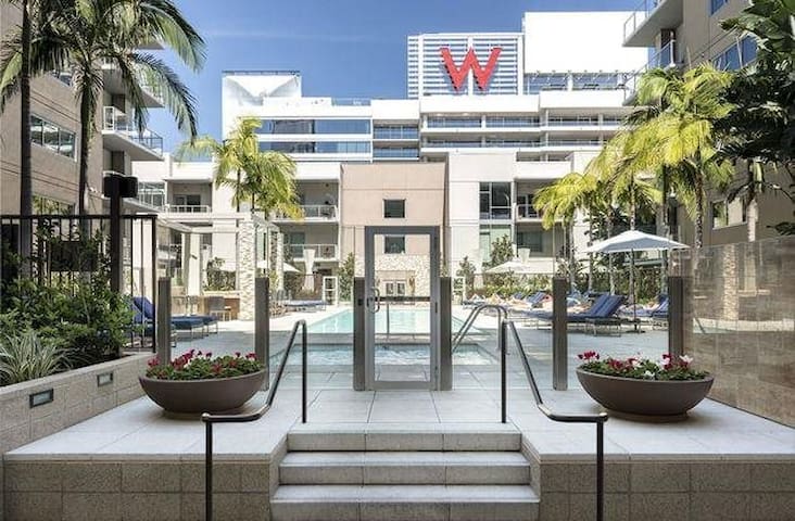 Resort Style Luxury Apartment – Amazing Location!