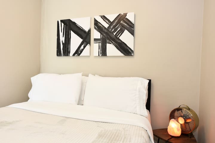 Downtown Louisville Studio! Walk Everywhere!