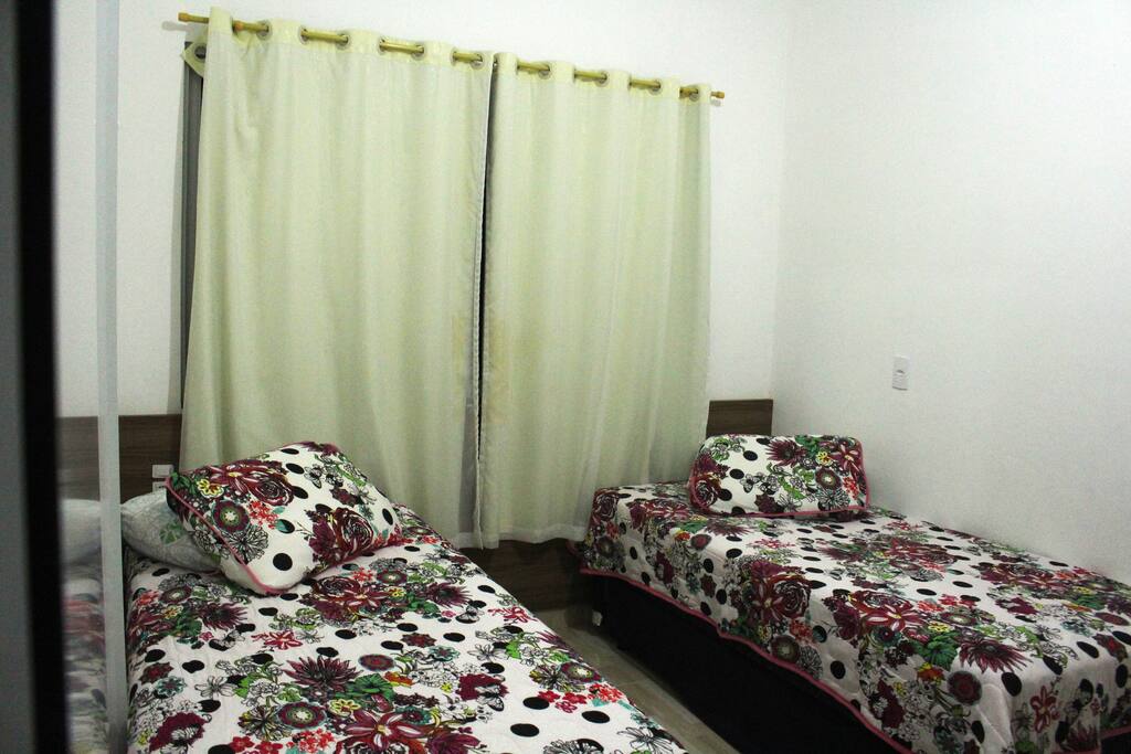 quarto solteiro,e aida temos 2 camas auxiliares